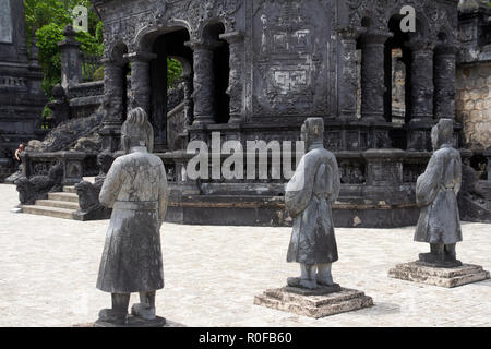 Le statue antiche in Khai Dinh tomba in tinta Foto Stock