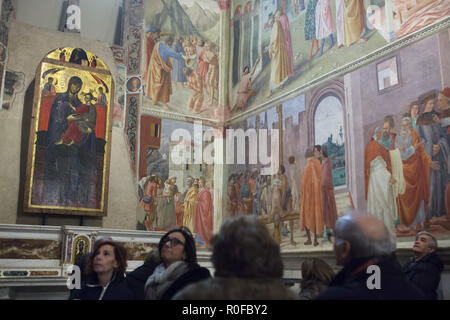 I turisti di visitare la Cappella Brancacci (Cappella Brancacci) nella chiesa di Santa Maria del Carmine a Firenze, Toscana, Italia. Affreschi del Rinascimento italiano pittori Masaccio e Masolino da Panicale (1420-1427) completato da Filippino Lippi (1485) sono visibili in background. Foto Stock