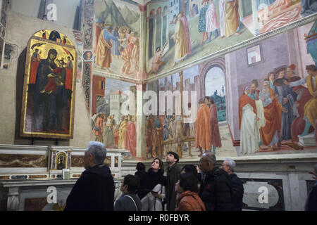 I turisti di visitare la Cappella Brancacci (Cappella Brancacci) nella chiesa di Santa Maria del Carmine a Firenze, Toscana, Italia. Affreschi del Rinascimento italiano pittori Masaccio e Masolino da Panicale (1420-1427) completato da Filippino Lippi (1485) sono visibili in background. Foto Stock