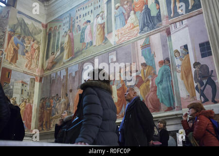 I turisti di visitare la Cappella Brancacci (Cappella Brancacci) nella chiesa di Santa Maria del Carmine a Firenze, Toscana, Italia. Affreschi del Rinascimento italiano pittori Masaccio e Masolino da Panicale (1420-1427) completato da Filippino Lippi (1485) sono visibili in background. Foto Stock