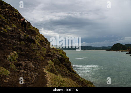 Donna salita a Seger Beach, Lombok. Foto Stock