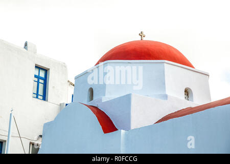 Agia Kiriaki Chiesa, tipico greco chiesa edificio bianco con cupola rossa contro il cielo blu sull'isola di Mykonos, Grecia Foto Stock