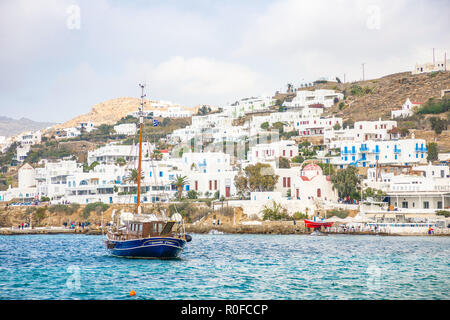 Mykonos, Grecia - 17.10.2018: Porto di Mykonos con bianco e arhitecture colorfull barche, Grecia Foto Stock