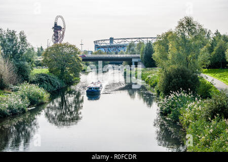 LONDON, Regno Unito - 23 ottobre 2018: Queen Elizabeth Olympic Park in autunno, fiume Lee a Stratford, Londra, Regno Unito. Foto Stock