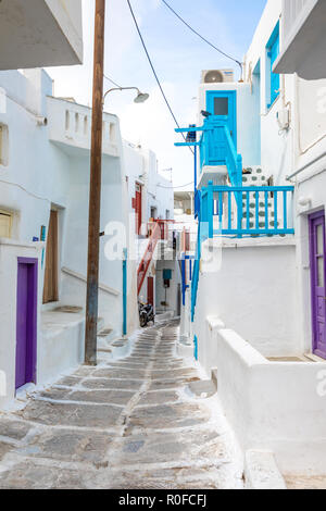 Case tradizionali con porte e finestre blu nelle strette stradine del villaggio greco a Mykonos, Grecia Foto Stock