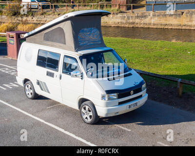 Un bianco Volkswagen a Wolfsburg Edition autocaravan con tetto alto, parcheggiato al mare nel North Yorkshire Foto Stock