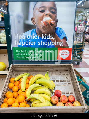 Frutta Gratis per i bambini nel supermercato Tesco. Regno Unito Foto Stock