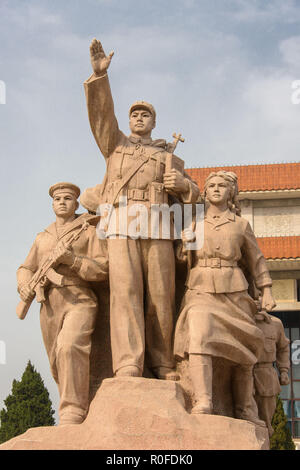 Statua raffigurante il popolo comunista di fronte il Mausoleo di Mao in piazza Tiananmen, Pechino Foto Stock