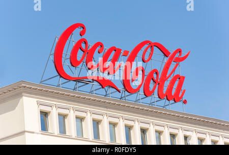 Coca-Cola pubblicità segno sulla costruzione, Skopje, Regione di Skopje, Repubblica di Macedonia del nord Foto Stock