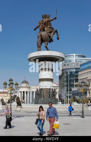 'Warrior su un cavallo' statua e fontane al tramonto, Macedonia Square, Skopje, Regione di Skopje, Repubblica di Macedonia del nord Foto Stock