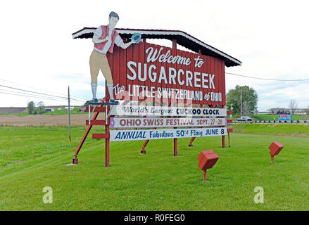 "Benvenuti a Sugarcreek la piccola Svizzera di Ohio " cartello in legno sul lato della strada in Sugarcreek, Ohio, Stati Uniti d'America. Foto Stock