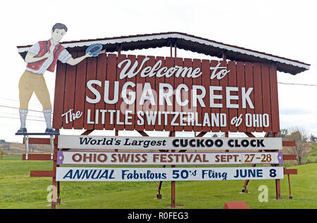 Un 'Benvenuto Sugarcreek: La piccola Svizzera di Ohio " segno accoglie i viaggiatori alla Ohio Amish country città di Sugarcreek. Foto Stock