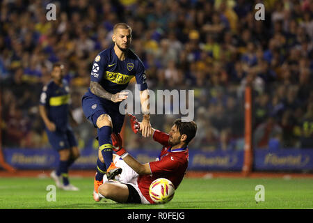 Buenos Aires, Argentina - 03 Novembre 2018: Dario Benedetto cercando di cliente contro la Tigre portiere della Alberto J. Armando a Buenos Aires, un Foto Stock