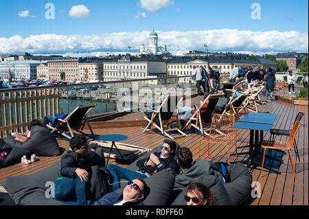 23.06.2018 - Helsinki, Finlandia, Europa - persone a prendere il sole sul tetto del Allas mare Piscina con la piazza del mercato centrale nel contesto. Foto Stock