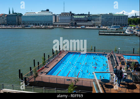 23.06.2018 - Helsinki, Finlandia, Europa - una vista in elevazione di una delle piscine del Allas Piscina sul mare con il porto e gli edifici adiacenti. Foto Stock