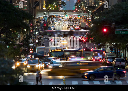 42Nd Street è imballato con la trafficata luci notturne di attraversate il traffico attraverso il centro di Manhattan nella città di New York New York Foto Stock