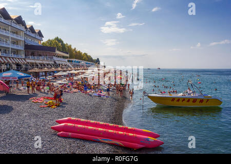 Sochi, Russia - Agosto 22, 2018: city beach Lazarevskoye con vacanzieri mattinata estiva Foto Stock