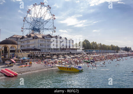 Sochi, Russia - Agosto 22, 2018: city beach Lazarevskoye con vacanzieri mattinata estiva Foto Stock