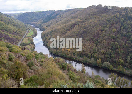 La valle del fiume Lot, in autunno (Saint Parthem - Aveyron - Midi Pirenei - Francia), a monte dal castello della Gironda che overlhangs. Foto Stock