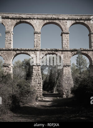 Vista del Pont del Diable con due livelli di archi, antico acquedotto romano nei pressi di città spagnola di Tarragona Foto Stock