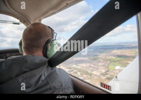 Co pilota di volare in un Piper PA-28 Cherokee aeromobili leggeri fuori di Northumbria Scuola di Volo, l'aeroporto di Newcastle, Tyne and Wear, Regno Unito Foto Stock