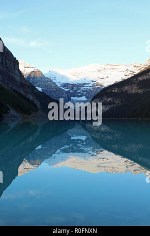 Reflections of the surrounding mountains in the still waters of Lake Louise, Alberta, Canada Foto Stock