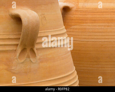 Close up molto grande terracotta vasi per piante prese a molla RHS flower show in Bute Park, Cardiff, Galles del Sud, Regno Unito Foto Stock