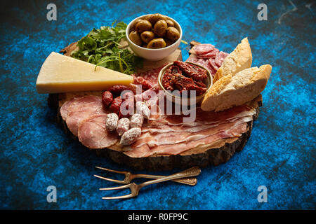 Delizioso mix di diversi spuntini e stuzzichini Foto Stock