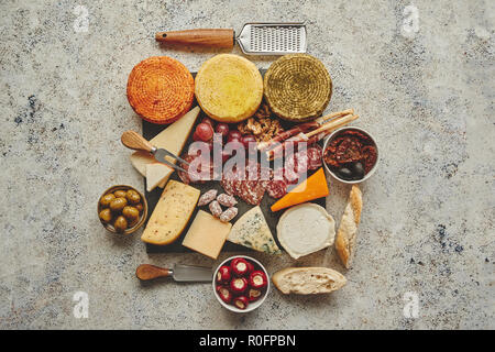 Delizioso mix di diversi spuntini e stuzzichini Foto Stock