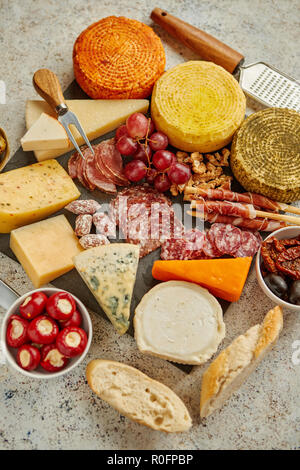 Delizioso mix di diversi spuntini e stuzzichini Foto Stock