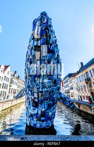 Una balena fatta di 5 tonnellate di rifiuti in plastica si innalza al di fuori di un canale in Bruges, Belgio Foto Stock