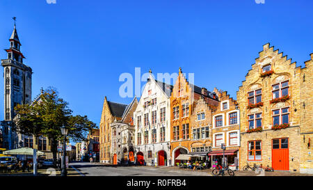 Fase Gables sulle case dal medioevo a Jan Van Eyck Square nella famosa città di Bruges, Belgio Foto Stock