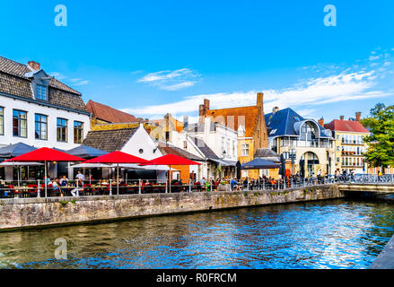 Tipico canale scena con i suoi ristoranti circostanti nella storica e turistica della città di Bruges, Belgio Foto Stock