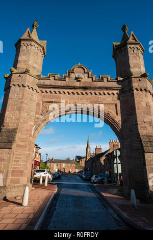 Fettercairn Arch, Aberdeenshire, Scozia. La pietra Fettercairn Arco fu eretta nel 1864 per commemorare la visita della Regina Vittoria nel 1861. Foto Stock