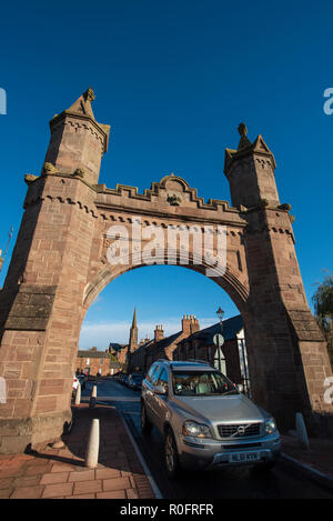 Fettercairn Arch, Aberdeenshire, Scozia. La pietra Fettercairn Arco fu eretta nel 1864 per commemorare la visita della Regina Vittoria nel 1861. Foto Stock