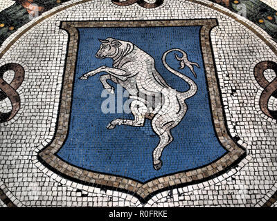 Bull della galleria, attrazione turistica, famoso fascino fortunato di Milano,Italia Foto Stock