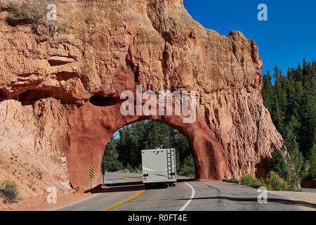 Camper su strada attraverso arch in rosso Canyon in Dixie National Forest, Utah, Stati Uniti d'America, America del Nord Foto Stock