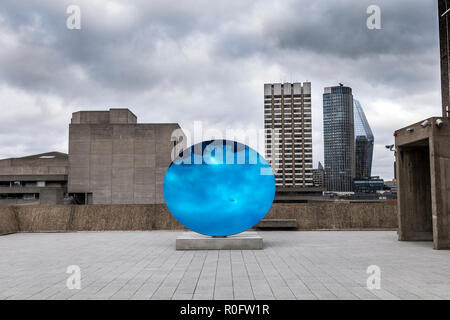 Specchio di cielo, blu (2016) da Anish Kapoor presso lo spazio espositivo traslatori di 2018, Hayward Gallery di Londra, Regno Unito Foto Stock