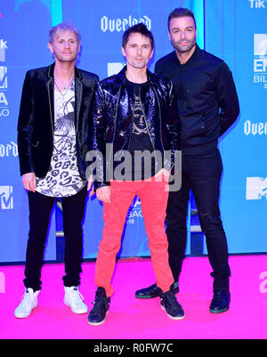 Dominic Howard, Matt Bellamy e Chris Wolstenholme di Muse che frequentano gli MTV Europe Music Awards 2018 tenutasi a Bilbao Exhibition Centre, Spagna. Foto Stock