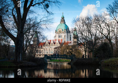 Il municipio di Hannover e il suo giardino si riflette nell'acqua in Germania Foto Stock