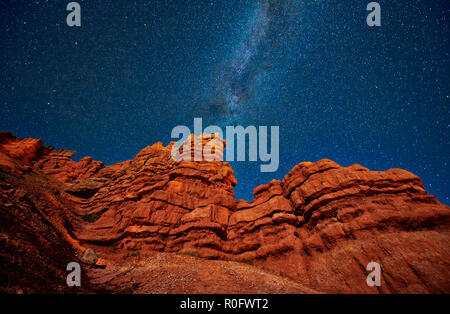 Cielo notturno con via lattea su Red Canyon in Dixie National Forest, Utah, Stati Uniti d'America, America del Nord Foto Stock