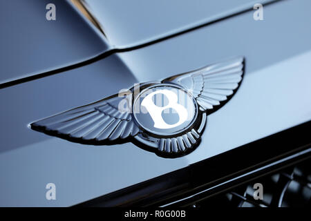 Montecarlo, Monaco - 19 Settembre 2018: splendente alato Bentley 'B' (Logo emblema) sul cofano di una lussuosa auto nera a Monte-Carlo, Monaco. Primo piano Foto Stock