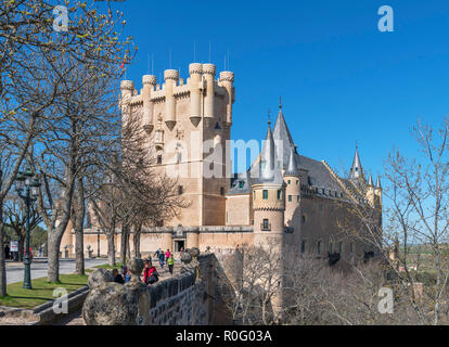 L'Alcazar e dalla Plaza Reina Victoria Eugenia, Segovia, Castilla y Leon, Spagna Foto Stock