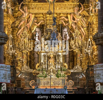 Altare maggiore con l'immagine di San Giacomo nel centro e la cripta sotto la cattedrale di Santiago de Compostela, Santiago de Compostela, Galizia, Spagna Foto Stock