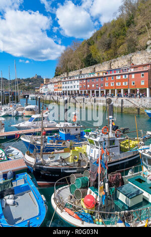 Barche da pesca nel vecchio porto del Casco Viejo, San Sebastian, Paesi Baschi Foto Stock