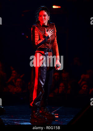 Rosalia esegue sul palco del MTV Europe Music Awards 2018 tenutasi a Bilbao Exhibition Centre, Spagna. Foto Stock