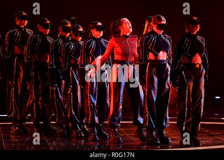 Rosalia esegue sul palco del MTV Europe Music Awards 2018 tenutasi a Bilbao Exhibition Centre, Spagna. Foto Stock