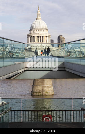 Millennium Bridge e la Cattedrale di St Paul Foto Stock