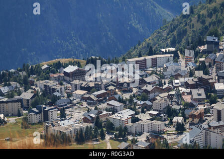 Villaggio Les Deux Alpes in estate Foto Stock