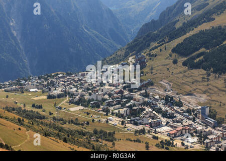 Villaggio Les Deux Alpes in estate Foto Stock